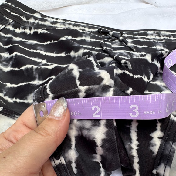 Athleta Girl size XXL- great used condition. Black and white stripe - Picture 5 of 7